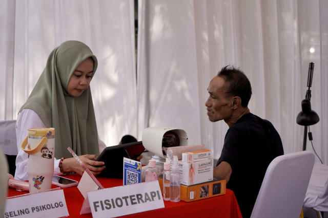 Kemensos hadirkan beragam layanan rehabilitasi sosial dan pameran produk ATENSI gratis bagi masyarakat saat peringatan 1 tahun Sekolah Rakyat di GOR Sudiang, Makassar, Rabu (28/10/2026). Foto: Dok. Kemensos