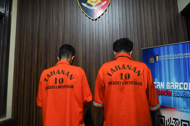 Dua WNA Arab Saudi berinisial AMA dan FMA yang menusuk ojol dan sekuriti berhasil diamankan oleh Polresta Denpasar di Kuta Selatan, Bali, Kamis (29/10/2026). Foto: Dok. Polresta Denpasar