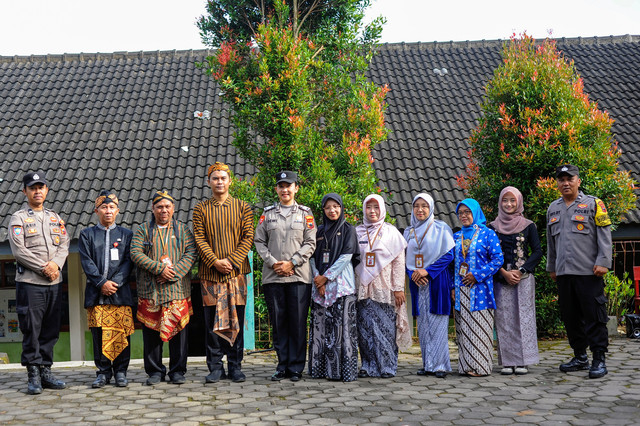 (Sumber dari : Foto oleh Nasirun Khan: https://www.pexels.com/id-id/foto/kelompok-dengan-pakaian-tradisional-dan-uniform-polisi-di-luar-ruangan-31727064/)