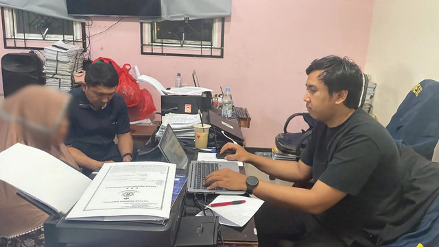 M (69) saat menjalani pemeriksaan di Polres Depok. Foto: Istimewa