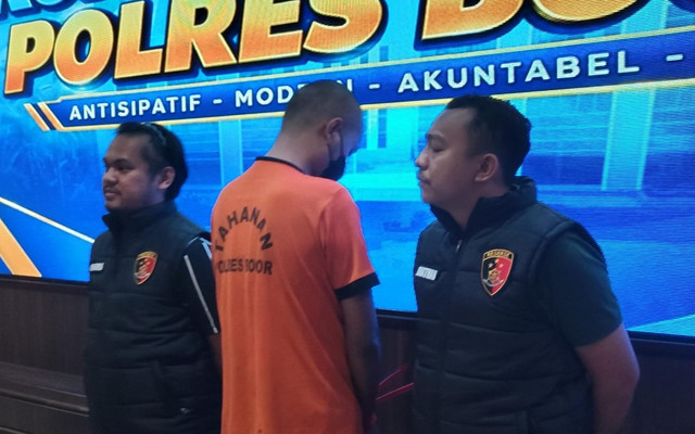 Polisi menunjukkan berang bukti dan tersangka pembacokan kepada suporter Persib Bandung saat konpers di Polres Bogor, Kamis (29/10/2026). Foto: Dok. Istimewa
