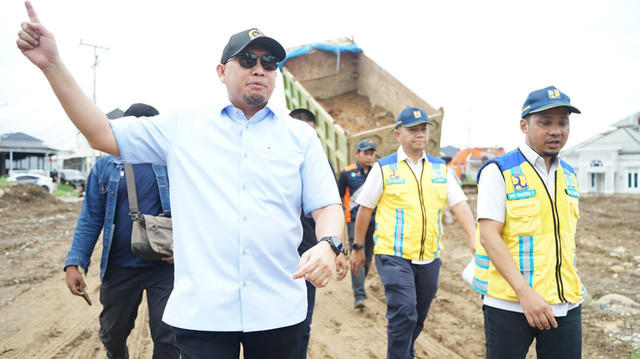 Wakil Ketua Komisi VI DPR RI dari Fraksi Gerindra Andre Rosiade meninjau langsung lokasi bekas banjir bandang di kawasan Lubuk Minturun, Koto Tangah, Kota Padang, Sumatera Barat, Kamis (29/10/2026). Foto: Dok. Istimewa
