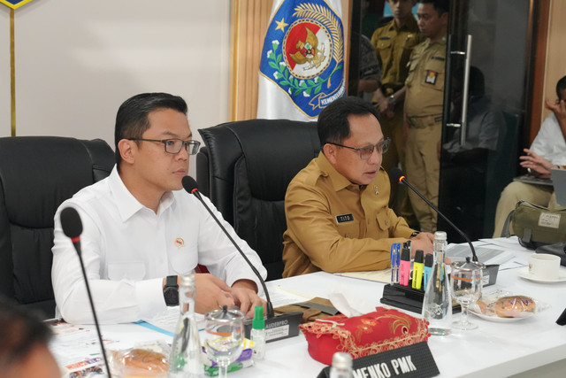 Menko PMK Sugiono saat mengunjungi Posko Nasional Satgas PRR Pascabencana Sumatera di Kantor Kemendagri, Jakarta, Senin (26/10/2026). Foto: Kemendagri RI