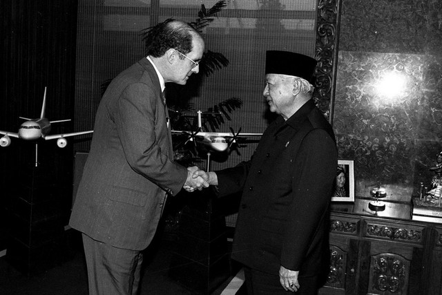 Presiden Soeharto menerima Wakil Menlu AS, Strobe Talbott di Bina Graha, Jakarta, Jum'at (7/11/1997). Talbott berada di Jakarta untuk membicarakan masalah krisis moneter di Indonesia, sekaligus meninjau bantuan pesawat pembom air AS yang beroperasi melakukan pemadaman kebakaran hutan di beberapa daerah di Indonesia. (ANTARA FOTO/Audy MA).