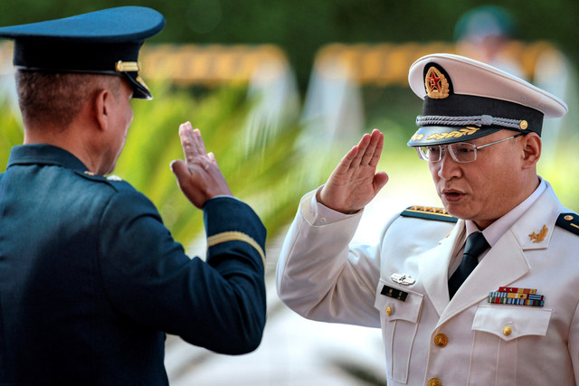 Kapten Senior Atase Pertahanan China Yang Lei tiba untuk Pertemuan Menteri Pertahanan ASEAN di Mactan Expo, Cebu, Filipina, Kamis (29/10/2026). Foto: Ezra Acayan/Pool via REUTERS
