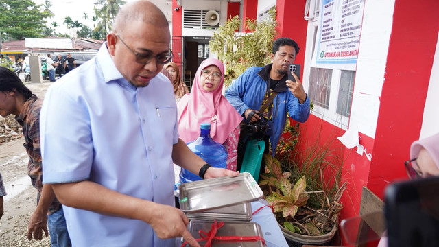 Wakil Ketua Komisi VI DPR RI dari Fraksi Partai Gerindra, Andre Rosiade, meninjau pelaksanaan MBG di SD Negeri 25 Koto Panjang, Kecamatan Koto Tangah, Kota Padang, Kamis (29/10/2026). Foto: Dok. Istimewa