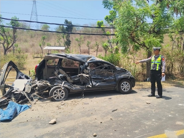 Kecelakaan antara truk dan mobil yang terjadi di Gerokgak, Buleleng, Kamis (29/10/2026). Seorang WNA Slovakia mengalami patah tulang. Dok. Polres Buleleng Foto: Polres Buleleng