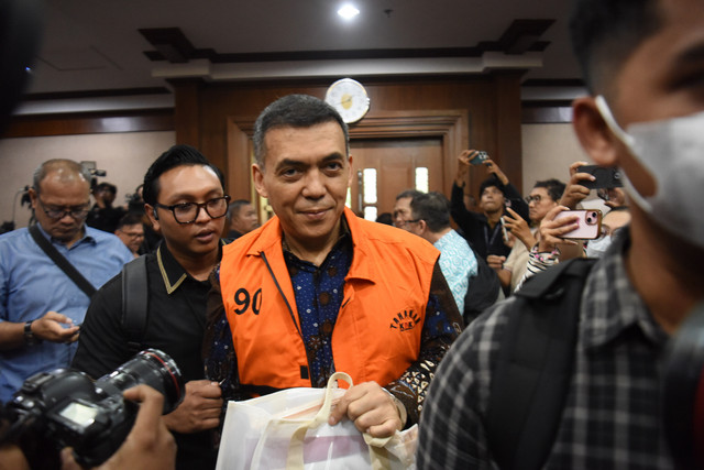 Terdakwa kasus dugaan pemerasan dan gratifikasi pengurusan izin tinggal WNA di lingkungan Ditjen Imigrasi, Silmy Karim berjalan memasuki ruangan untuk mengikuti sidang pembacaan surat dakwaan di Pengadilan Tipikor, Jakarta, Kamis (29/10/2026). Foto: Indrianto Eko Suwarso/ANTARA FOTO