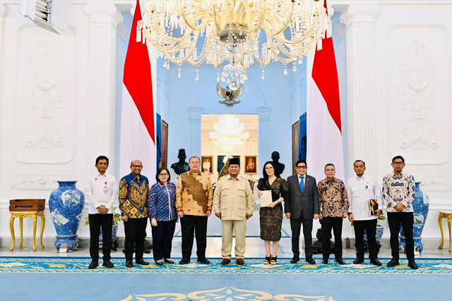 Presiden Prabowo Subianto menerima Tim Gabungan Perumus Undang-Undang Satu Data Indonesia di Istana Kepresidenan, Jakarta, pada Kamis (29/10/2026). Foto: Instagram/ @sekretariat.kabinet