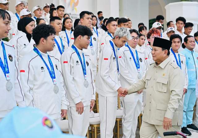 Presiden Prabowo Subianto memberikan bonus kepada para atlet peraih medali Asian Games ke-20 dan Asian Para Games ke-5 Aichi-Nagoya 2026 di halaman Istana Merdeka, Jakarta, pada Kamis, (29/10/2026). Foto: Laily Rachev/Biro Pers Sekretariat Presiden