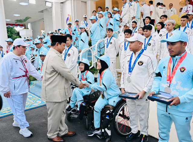 Presiden Prabowo Subianto memberikan bonus kepada para atlet peraih medali Asian Games ke-20 dan Asian Para Games ke-5 Aichi-Nagoya 2026 di halaman Istana Merdeka, Jakarta, pada Kamis, (29/10/2026). Foto: Laily Rachev/Biro Pers Sekretariat Presiden