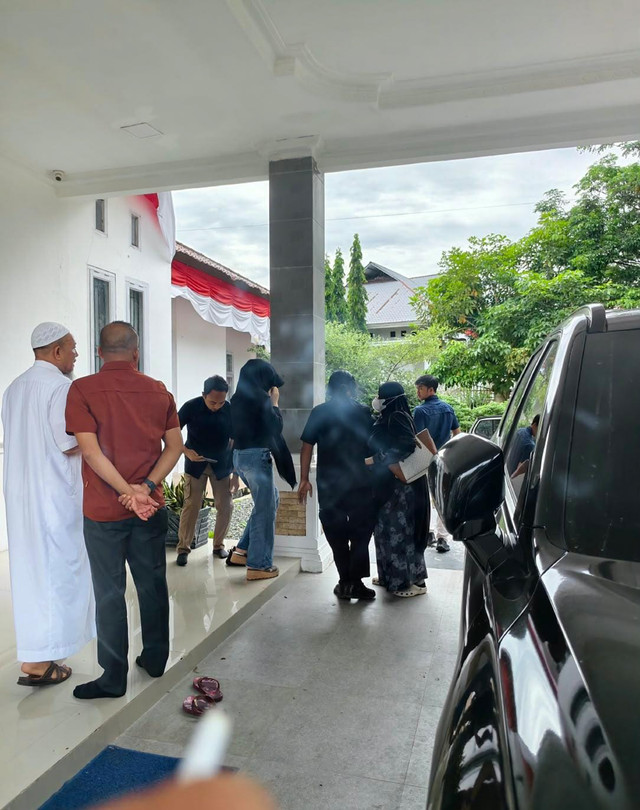 Momen rumah ketua DPRK Nagan Raya digerebek istri saat dirinya sedang berduaan dengan perempuan lain di salah satu kamar pada Kamis (29/10/2026). Foto: Dok. Istimewa
