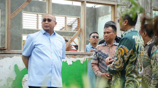 Wakil Ketua Komisi VI DPR RI dari Fraksi Gerindra, Andre Rosiade saat meninjau pelaksanaan program revitalisasi di SD Negeri 25 Koto Panjang, Kota Padang, Sumatera Barat, Kamis (29/10/2026). Foto: Dok. Istimewa