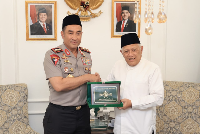 Pertemuan Kapolri Suyudi Ario Seto dengan Ketua Umum Pengurus Besar Nahdlatul Ulama (PBNU) KH Abdul Hakim Mahfudz atau Gus Kikin. Foto: Dok. Polri
