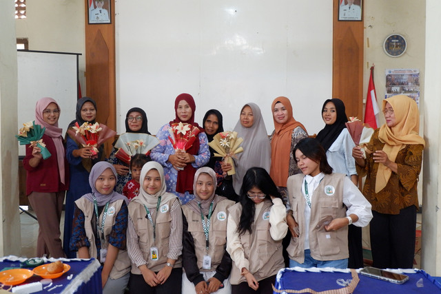 SEKAR JAGUNG oleh Mahasiswa KKN GIAT 17 UNNES bersama anggota PKK Desa Wonosari (Sumber: Dokumentasi Pribadi)