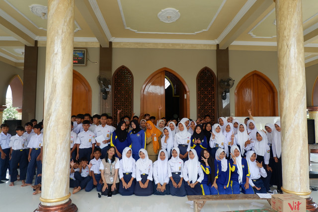 Sosialisasi Antikorupsi oleh Mahasiswa KKN GIAT 17 Wonosari di SMP N 4 Satu Atap Pegandon (Sumber: Dokumentasi Pribadi)