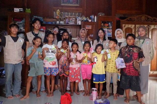 SINEMA (Simak Nilai Bersama) KKN GIAT 17 Bersama Anak-Anak Desa Wonosari (Sumber: Dokumentasi Pribadi)