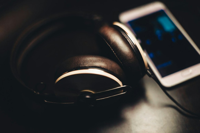 Ilustrasi lirik lagu Seesaw IU Crush. Foto: Unsplash.com/wu yi