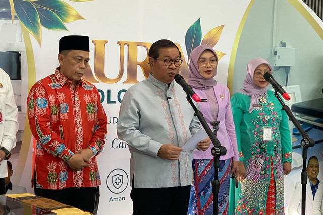 Gubernur DKI Jakarta Pramono Anung usai meninjau RSUD Pasar Minggu sekaligus Meresmikan Gedung Aura Oncology Center dalam Rangka Hari Penglihatan Sedunia, di RSUD Pasar Minggu, Jakarta, Jumat (30/10/2026). Foto: Aditya Nugraha/kumparan