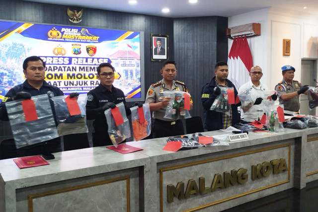 Polisi mengamankan 12 pemuda yang kedapatan membawa bom molotov saat aksi demonstrasi, Rabu (28/10/2026). Foto: kumparan