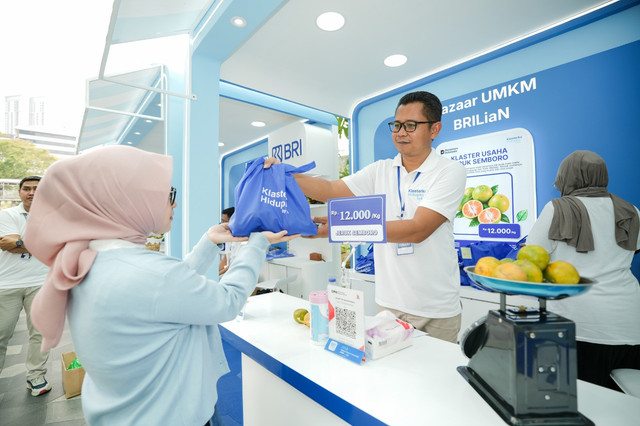 Antoni (kanan) sebagai pengusaha jeruk Semboro saat mengikuti Bazaar UMKM BRILiaN di Jakarta. Foto: Dok. BRI