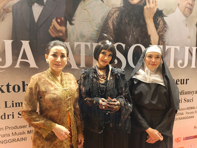 Joanne Win, Maudy Koesnaedy, dan Tika Bravani, bintangi Teater Nyonya Ati Soetji pada Kamis (29/10). Foto: Dok: Istimewa