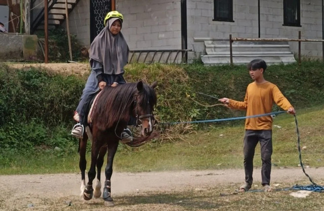 Santri RTQ DT Peduli Bogor Masuki Sesi Trotting dalam Latihan Berkuda (Sumber: DT Peduli)