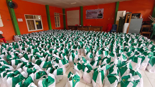Kemensos menyalurkan 5.000 paket bantuan sembako kepada keluarga prasejahtera di Sulawesi Selatan. Bantuan tersebut disalurkan saat peringatan Hari Sumpah Pemuda dan satu tahun Sekolah Rakyat, Kamis (29/10). Foto: Dok. Kemensos