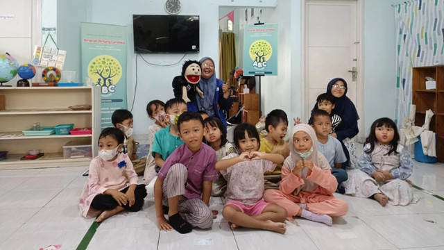 Ajarkan Kepedulian dan Berbagi Kebaikan Anak-anak Lewat Berdongeng (Sumber: DT Peduli)
