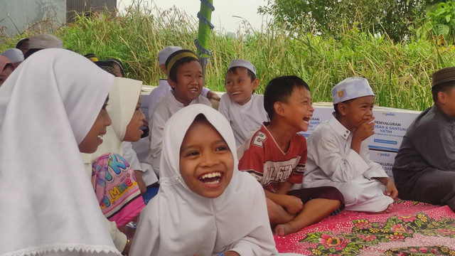 Senyum Kebahagiaan anak-anak yatim di Banjarmasin saat ikut kegiatan Dongeng dan Permainan Edukatif bersama Kak Jojo (Sumber: DT Peduli)