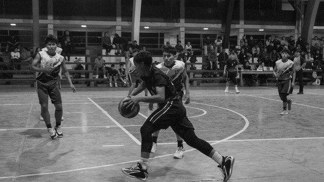 Ilustrasi jelaskan cara melakukan chest pass dalam permainan bola basket. Unsplash.com/Kenneth Schipper