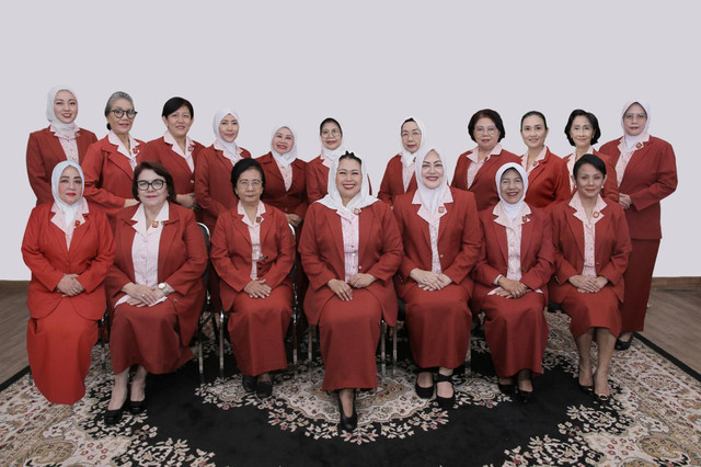 Ketua Umum KOWANI Zannuba Arifah Chafsoh alias Yenny Wahid (tengah) bersama pengurus KOWANI. Foto: Dok. Humas KOWANI