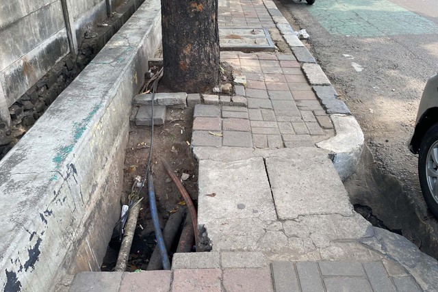 Kondisi trotoar kawasan jalan arah Kota Kasablanka, Jalan Raya Casablanca, arah dekat gate apartemen Casablanca, Tebet, Jakarta Selatan, Jumat (30/10/2026). Foto: Nabilah Siti/kumparan