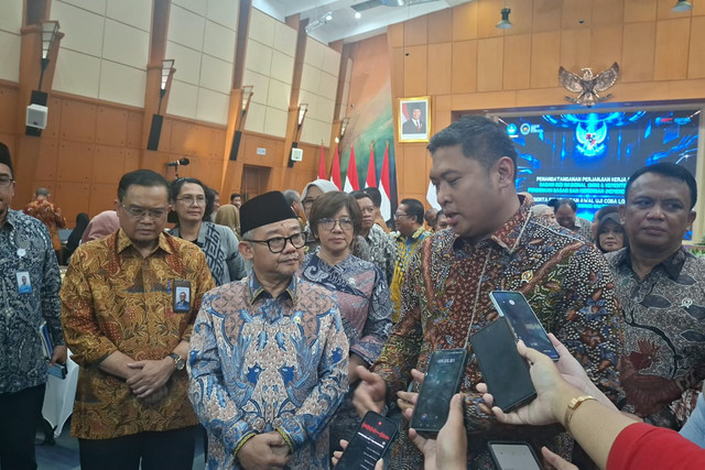 Doorstop Menteri Pendidikan Dasar dan Menengah (Mendidasmen) Abdul Mu'ti dan Kepala Badan Gizi Nasional Sudaryono di gedung Kemendikdasmen, Jumat (30/10/2026). Foto: Pradya/kumparan