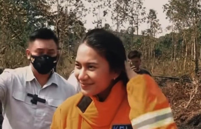 Selebgram Azizah Salsha saat mendatangi lokasi karhhutla di Banjarbaru, Kalsel. Dok. Istimewa