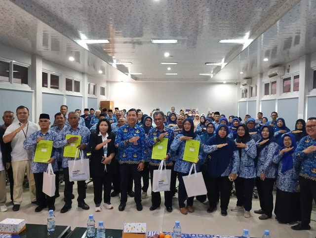 Penyerahan SK Pensiun Bagi ASN Kab.Karawangth 2025.(Sumber: Dokumen Pribadi)