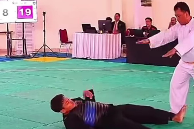 Seorang atlet pencak silat asal Kabupaten Blora bernama Kukuh Angga mengalami kejang-kejang usai bagian belakang kepalanya terbentur di tengah laga Pekan Olahraga Provinsi (Porprov) Jateng 2026. Foto: Dok. Istimewa