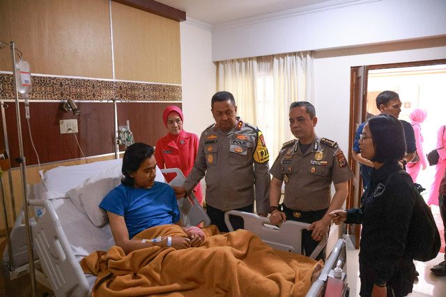 Kapolda DIY Irjen Pol Langgeng Purnomo menjenguk warga yang terluka dalam demonstrasi di Yogyakarta. Foto: Dok. Polda DIY