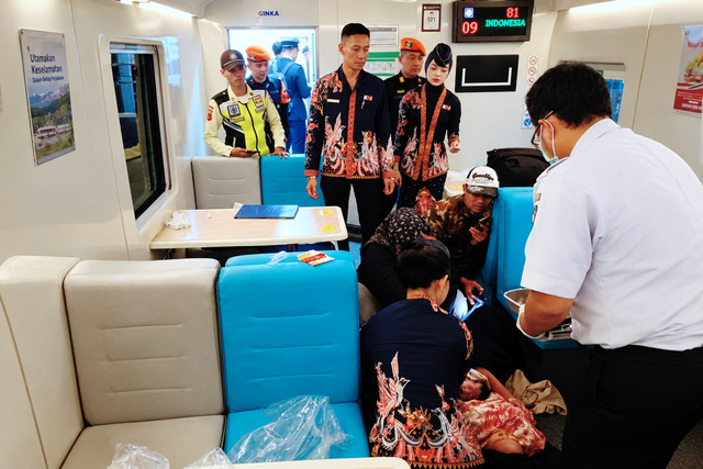 Seorang ibu melahirkan bayi laki-laki dalam perjalanan menggunakan KA Sangkuriang, Jumat (30/10/2026). Foto: Dok. Humas KAI Daop 2