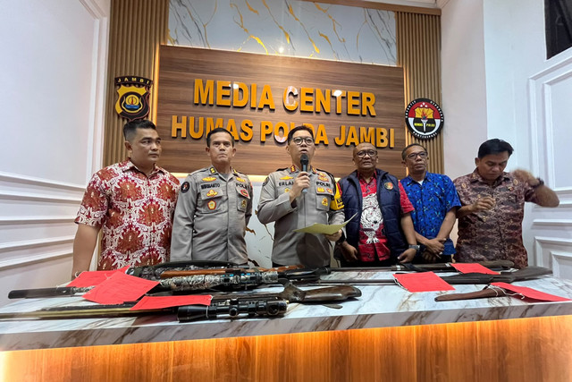 Polisi pamerkan senjata api yang disita dari pelaku penyerangan Mapolres Merangin, Jumat (30/10/2026). Foto: Dok. Istimewa