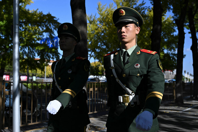 Petugas kepolisian paramiliter China melakukan patroli di sekitar Alun-Alun Tiananmen saat sidang pleno Komite Sentral Partai Komunis di Beijing, China, Senin (26/10/2026). Foto: Pedro Pardo/AFP
