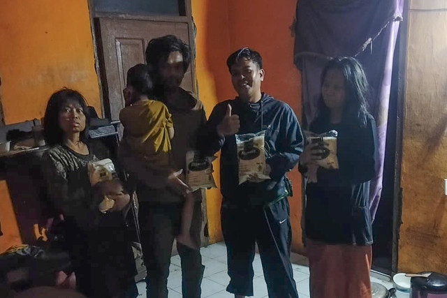 Satu keluarga di Pacet, Bandung Barat, hidup dalam kondisi memprihatinkan dengan tiga orang dewasa yang mengalami gangguan jiwa dan tiga anak kecil. Foto: Dok. Istimewa