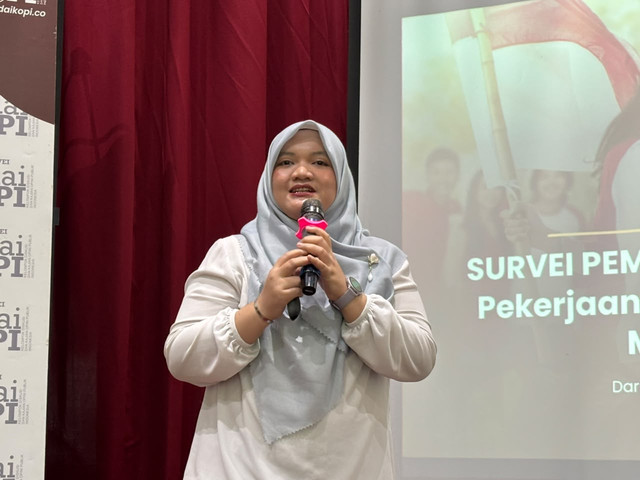 Head of Research KedaiKOPI, Ashma Nur Afifah, pada Diskusi Launching Survei dengan tajuk "Menakar Arah Pemuda: Tantangan Ekonomi, Pekerjaan, dan Preferensi Politik Menuju 2029" di Jakarta, Jumat (30/10/2026). Foto: Aditya Nugraha/kumparan