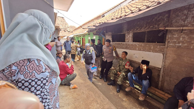 Pemkab Bandung beri bantuan satu keluarga di Kampung Sukanagara, Desa Mekarsari, Kecamatan Pacet, Kabupaten Bandung, yang viral karena hidup dalam kondisi memprihatinkan. Foto: Dok. Humas Desa Mekarsari