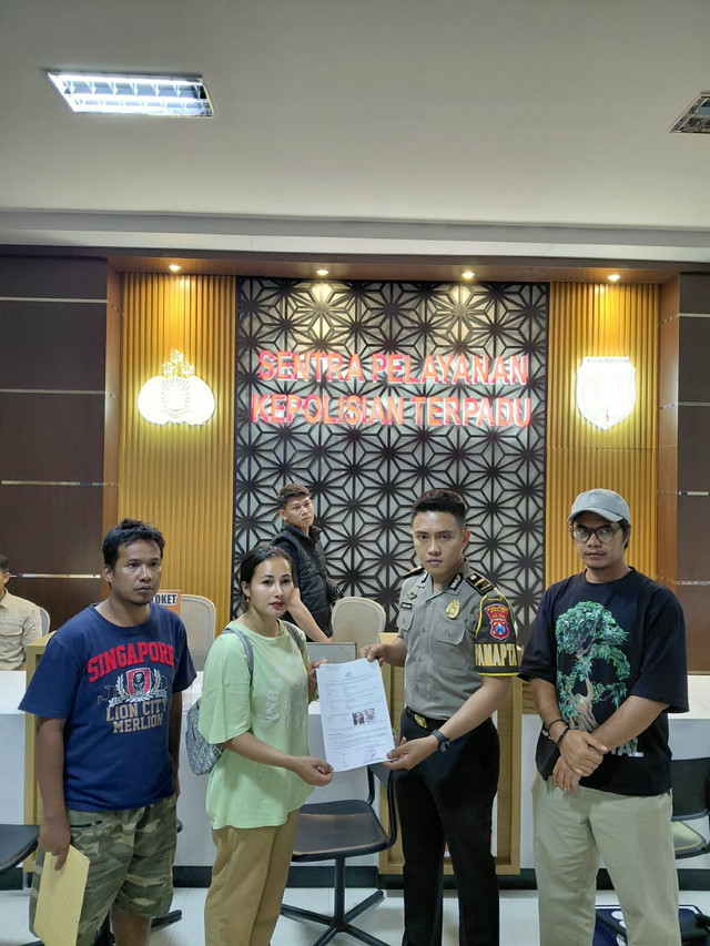 Dwi mendampingi keluarga Dini saat melapor ke Polres Madiun Kota pada 5 Oktober 2026.  Foto: Dok. Istimewa