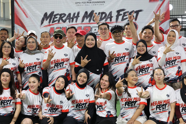 Dalam rangka merayakan 98 tahun Sumpah Pemuda, PDI Perjuangan Provinsi Lampung menyapa generasi muda pada Jumat (30/10/2026) lewat kegiatan Merah Muda Fest Mabar Padel di sebuah lapangan padel di Kota Bandar Lampung. Foto: Dok. PDIP