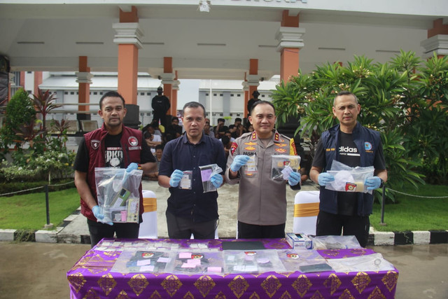 Kapolda Bali, Irjen Pol. Pasma Royce, dan tim gabungan Polda Bali, Bareskrim Polri, serta BNNP Bali ketika melaksanakan sweeping di Lapas Kerobokan, Jumat (30/10/2026). Foto: Dok. Polda Bali