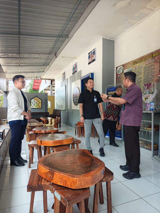 Pimpinan Cabang BRI Kabupaten Barru Ardiansyah meninjau produk hasil karya Warga Binaan Pemasyarakatan yang dipasarkan melalui Gema WBP di Rutan Barru
