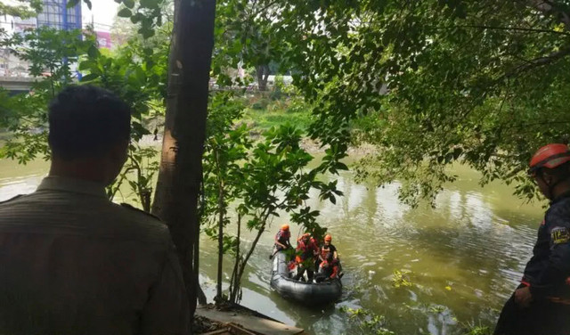Petugas SAR saat mencari pelaku penusukan yang menceburkan diri di Sungai Jagir, Surabaya. Foto: Dok. Command Center 112 Surabaya