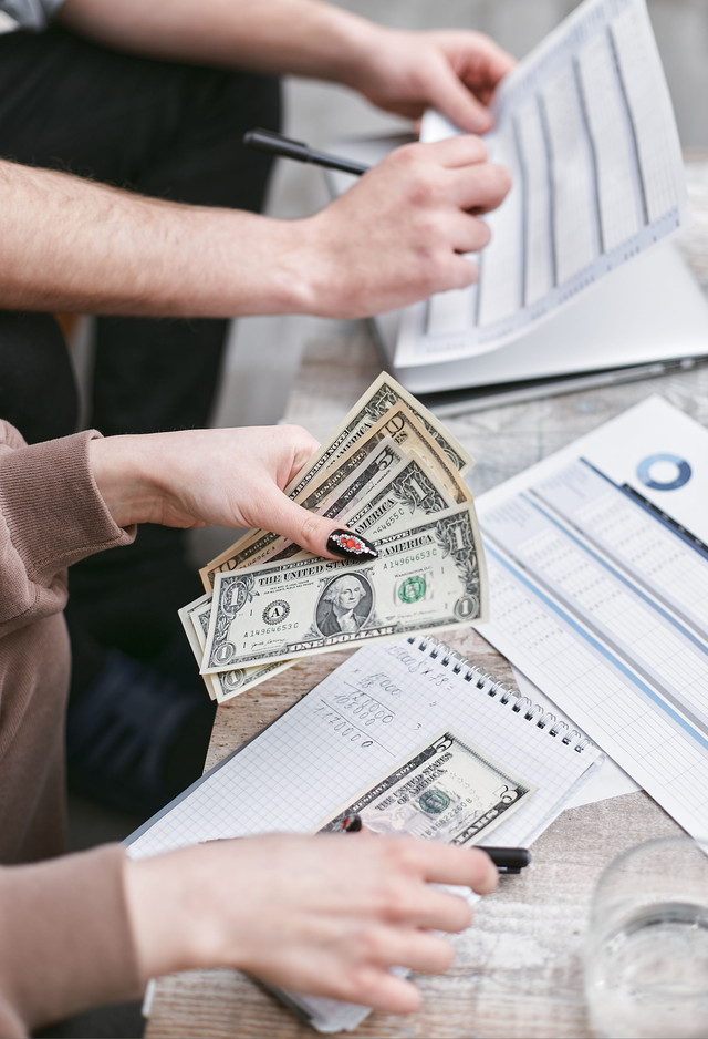 Ilustrasi manajemen dana bank dan pengelolaan dana nasabah. Foto: Mikhail Nilov/Pexels.